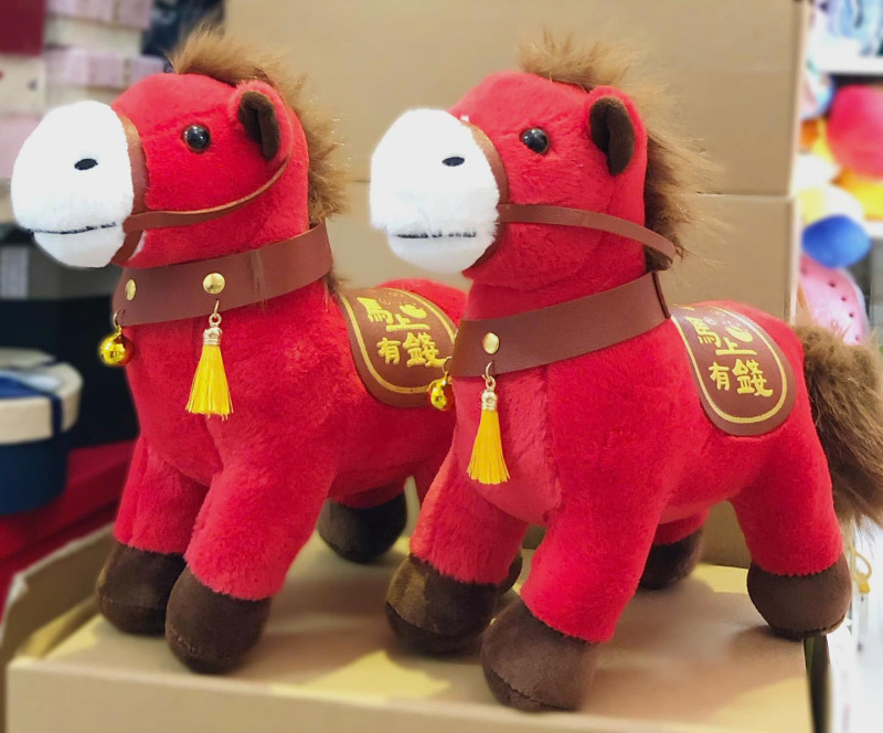 GẤU BÔNG NGỰA ĐỎ PHÚ QUÝ – LINH VẬT MAY MẮN CHO NĂM BÍNH NGỌ